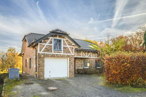 Vorplatz - Einfamilienhaus in 52159 Roetgen mit 239m² kaufen