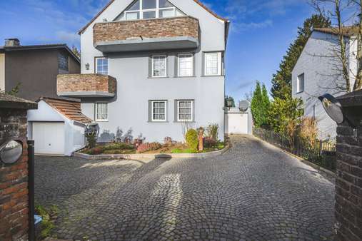 Einfahrt - Zweifamilienhaus in 52078 Aachen mit 246m² kaufen