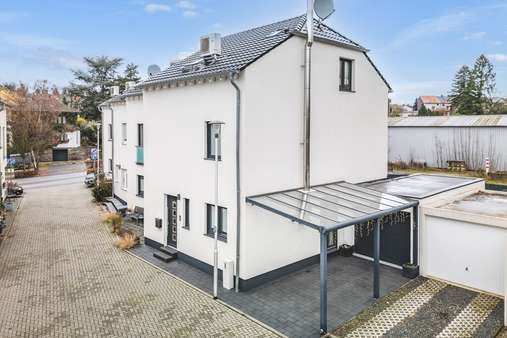 Seitenansicht mit Carport und Garage - Reihenendhaus in 52146 Würselen mit 131m² kaufen