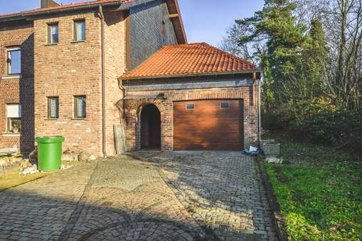 Einfahrt - Zweifamilienhaus in 52223 Stolberg (Rhld.) mit 177m² kaufen