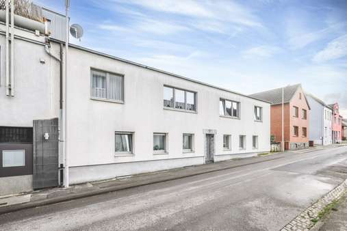 Seitenansicht - Mehrfamilienhaus in 52477 Alsdorf mit 259m² als Kapitalanlage kaufen