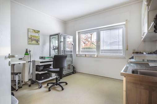 Beispiel Büro - Labor (1) - Praxis in 52146 Würselen mit 326m² kaufen