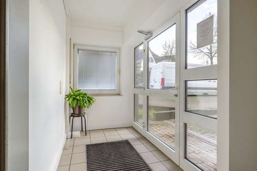 Eingansbereich - Praxis in 52146 Würselen mit 326m² kaufen