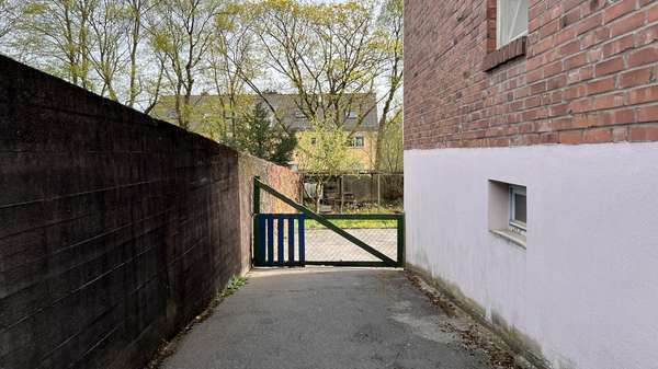 Zuwegung zum Garten - Mehrfamilienhaus in 52222 Stolberg mit 202m² als Kapitalanlage kaufen