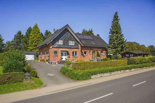 Drohnenaufnahme - Zweifamilienhaus in 52156 Monschau mit 243m² kaufen
