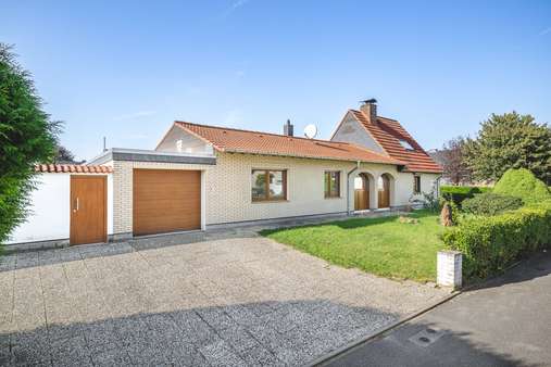 Garagenzufahrt - Einfamilienhaus in 52134 Herzogenrath / Merkstein mit 133m² kaufen
