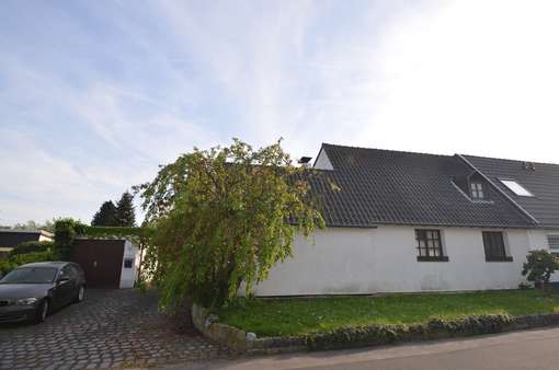 Straßenansicht - Doppelhaushälfte in 52134 Herzogenrath / Merkstein mit 125m² kaufen