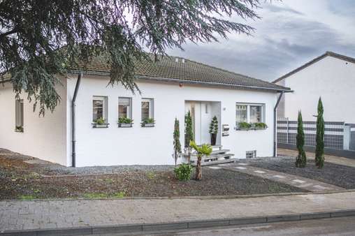 Vorderansicht - Einfamilienhaus in 52134 Herzogenrath mit 100m² kaufen