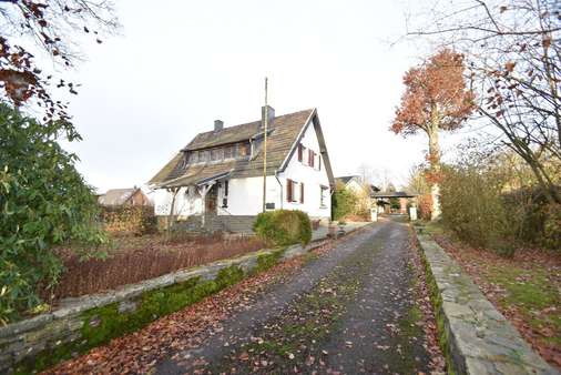 Ansicht mit Einfahrt - Einfamilienhaus in 52156 Monschau mit 164m² kaufen