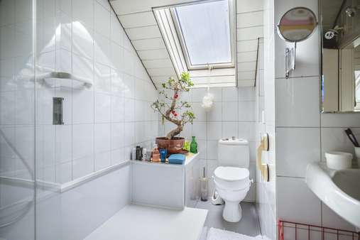 Badezimmer mit Dusche, Waschbecken u. WC - Wohn- / Geschäftshaus in 52062 Aachen mit 278m² als Kapitalanlage kaufen