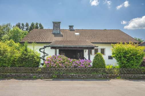 Starßenseite - Einfamilienhaus in 52152 Simmerath mit 177m² kaufen