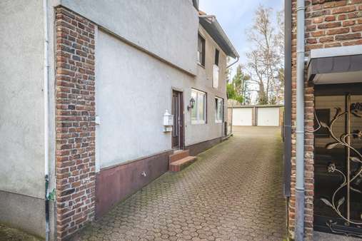 Einfahrt - Mehrfamilienhaus in 52477 Alsdorf mit 306m² als Kapitalanlage kaufen
