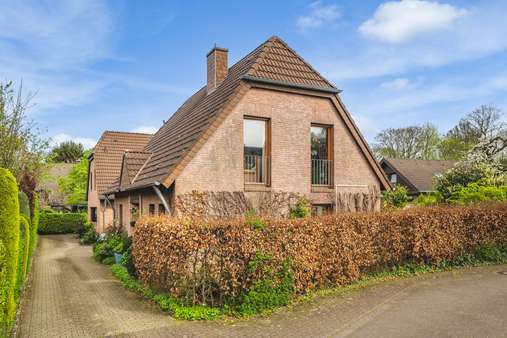 Seitenansicht - Einfamilienhaus in 52074 Aachen mit 140m² kaufen