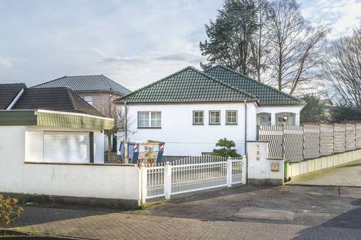 Straßenansicht - Bungalow in 52477 Alsdorf mit 236m² kaufen