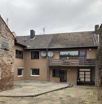 Rückansicht mit Terrasse EG und Balkon von Wohnung OG - Mehrfamilienhaus in 52441 Linnich-Ederen mit 225m² als Kapitalanlage kaufen