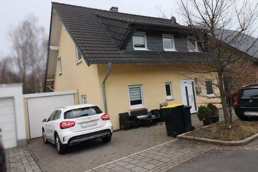 Eingangsseite mit Garage links - Einfamilienhaus in 52355 Düren mit 137m² kaufen