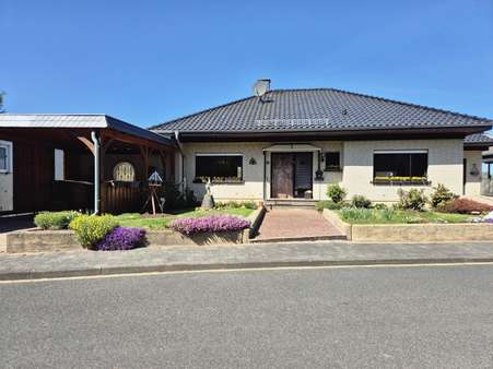 Straßenansicht - Bungalow in 52372 Kreuzau-Üdingen mit 113m² kaufen