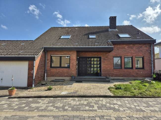 Straßenansicht - Zweifamilienhaus in 52372 Kreuzau mit 190m² kaufen