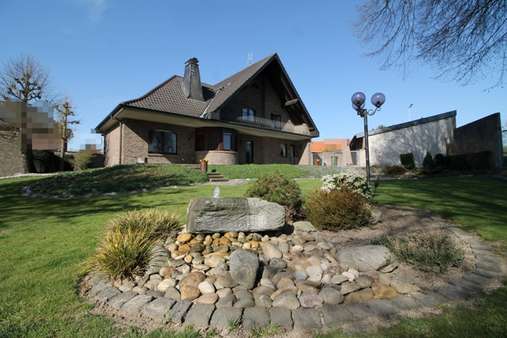 Wasserspiel im Garten - Einfamilienhaus in 52441 Linnich-Ederen mit 211m² kaufen