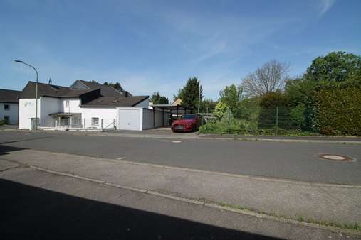 Blick auf das gesamte Grundstück - Einfamilienhaus in 52428 Jülich-Stetternich mit 66m² kaufen