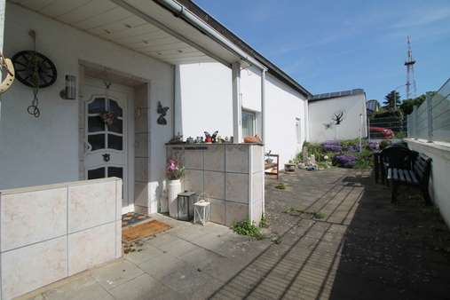 Eingangsbereich und Terrasse - Einfamilienhaus in 52428 Jülich-Stetternich mit 66m² kaufen