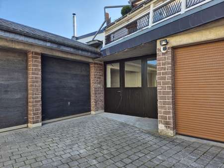 Garagen/Hallenzufahrt Garagen/Hallenzufahrt - Zweifamilienhaus in 52355 Düren-Gürzenich mit 406m² kaufen