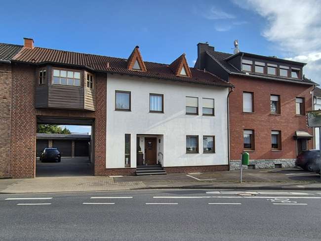 Straßenansicht Straßenansicht - Zweifamilienhaus in 52355 Düren-Gürzenich mit 406m² kaufen