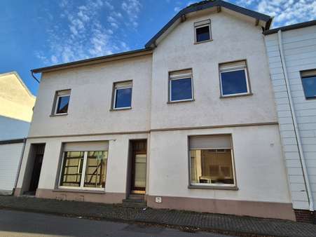 Straßenansicht - Einfamilienhaus in 52372 Kreuzau mit 227m² kaufen