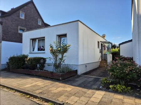 Straßenansicht - Bungalow in 52355 Düren-Lendersdorf mit 52m² kaufen