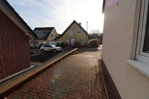 Einfahrt  - Einfamilienhaus in 52379 Langerwehe-Zentralort mit 107m² kaufen