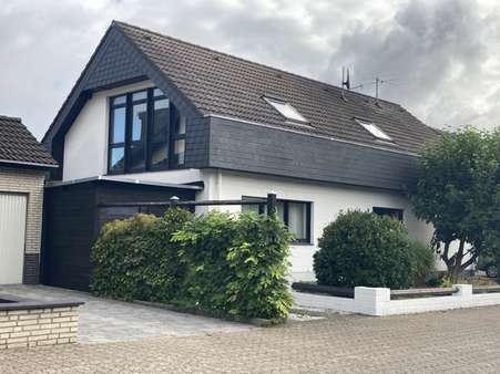 Straßenansicht - Zweifamilienhaus in 52379 Langerwehe mit 272m² günstig kaufen