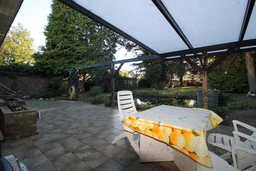 überdachte Terrasse mit Außenkamin - Bungalow in 52353 Düren / Mariaweiler mit 104m² günstig kaufen