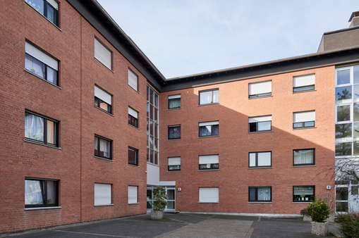 Innenhof mit Eingangsbereich - Etagenwohnung in 52355 Düren mit 120m² günstig kaufen