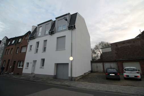 Straßen-/ Seitenansicht - Mehrfamilienhaus in 52249 Eschweiler mit 227m² als Kapitalanlage kaufen