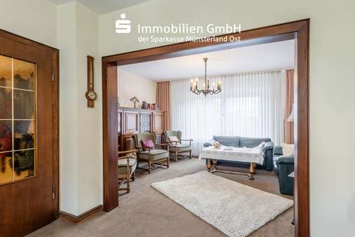 Wohnzimmer im Erdgeschoss - Zweifamilienhaus in 59302 Oelde mit 149m² kaufen