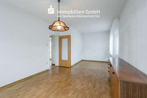 Wohnzimmer im Erdgeschoss - Zweifamilienhaus in 59269 Beckum mit 127m² kaufen