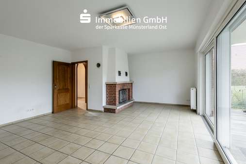 Wohnzimmer mit Kaminecke - Einfamilienhaus in 59302 Oelde mit 173m² kaufen