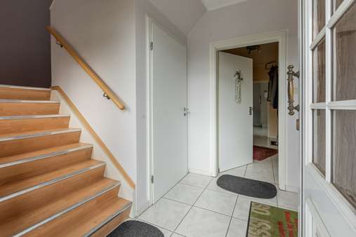 Eingang Treppenhaus - Zweifamilienhaus in 59320 Ennigerloh mit 137m² günstig kaufen