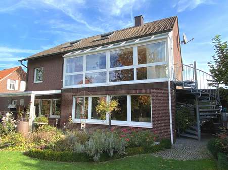 Verglaster Balkon mit Außentreppe - Zweifamilienhaus in 48268 Greven mit 274m² günstig kaufen