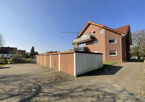 Ansicht Gartenseite mit Blick auf die Garage - Dachgeschosswohnung in 49525 Lengerich mit 91m² kaufen