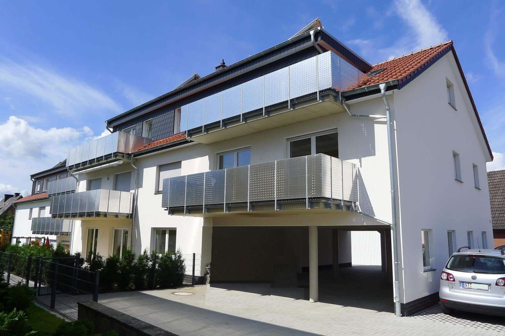 Blick auf Terrassen und Balkone - Dachgeschosswohnung in 49525 Lengerich mit 49m² kaufen