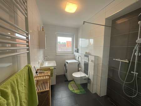 Badezimmer mit Fenster - Dachgeschosswohnung in 49525 Lengerich mit 49m² kaufen