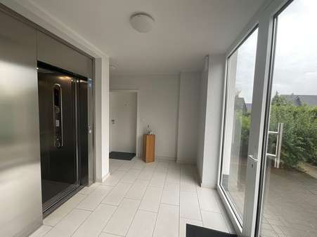 Treppenhaus mit Blick auf den Eingangsbereich und Aufzug - Dachgeschosswohnung in 49525 Lengerich mit 49m² kaufen