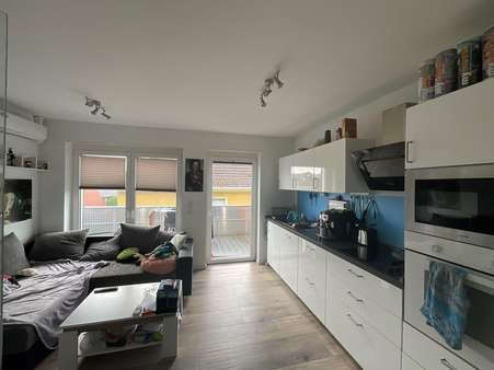 Wohnzimmer mit Küchenbereich und Balkon - Dachgeschosswohnung in 49525 Lengerich mit 49m² kaufen