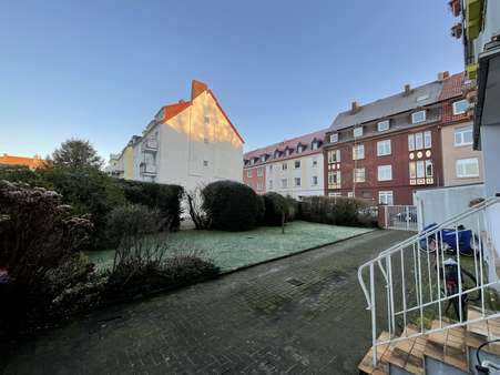 Blick in den Garten und auf den PKW-Stellplatz - Mehrfamilienhaus in 49080 Osnabrück mit 530m² günstig kaufen