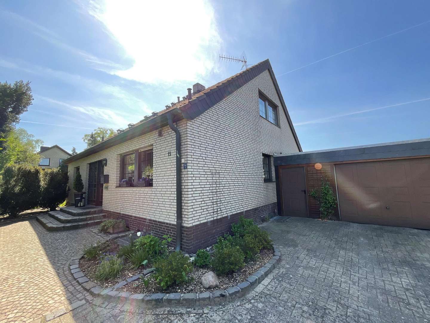 Ansicht Straßenseite mit Blick auf Eingang und Garage - Einfamilienhaus in 49545 Tecklenburg mit 152m² kaufen