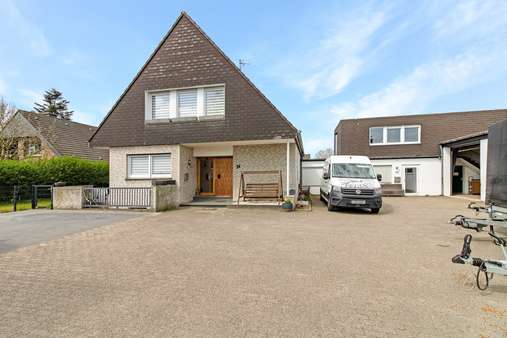 Wohnhaus mit Gewerbehalle Wohnhaus mit Gewerbehalle - Werkstatt in 48249 Dülmen mit 144m² kaufen