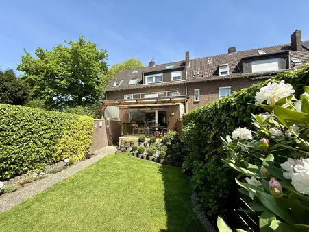 sehr gepflegtes Reihenhaus mit großer Garage