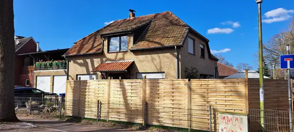 Vermietetes Zweifamilienhaus mit kleiner Gewerbehalle