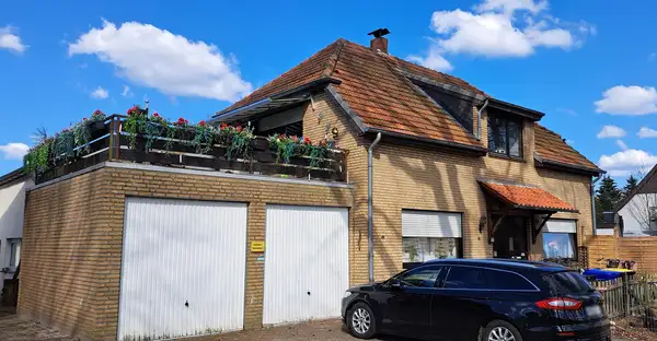 Vermietetes Zweifamilienhaus mit kleiner Gewerbehalle